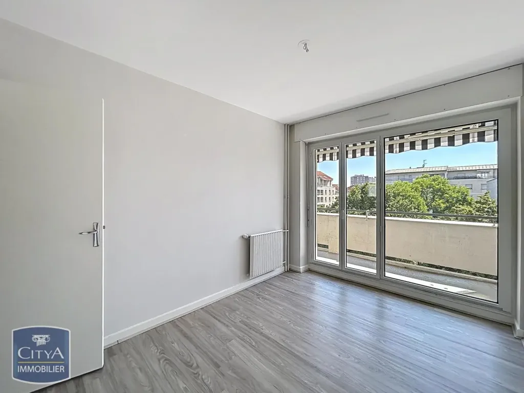Rooms - 5-Piece Apartment with Balcony in Lyon