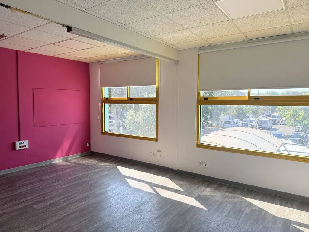 Kabinet - Office Space with Parking in Istres