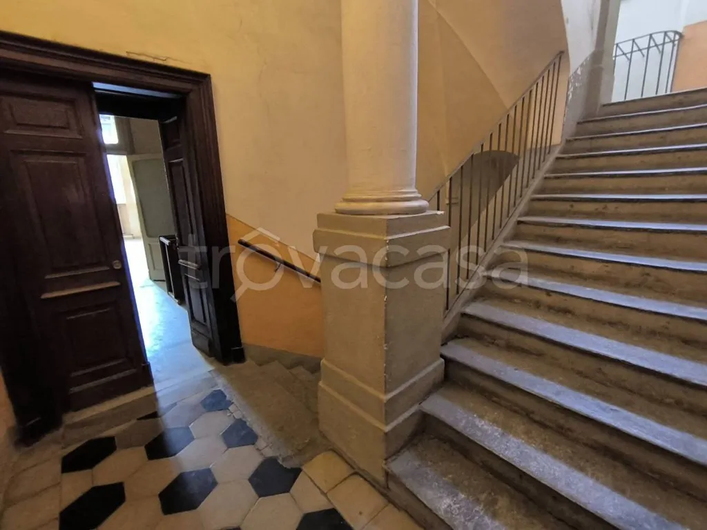Pièces - Historic Apartment with Piazza View in Mondovì