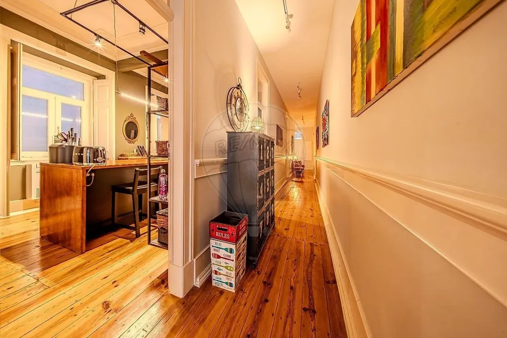 Esik - Lisbon Condo with Terrace and Garden