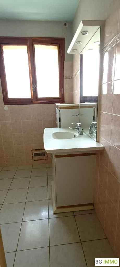 Bathrooms - 1970s House with Garage near Lyon