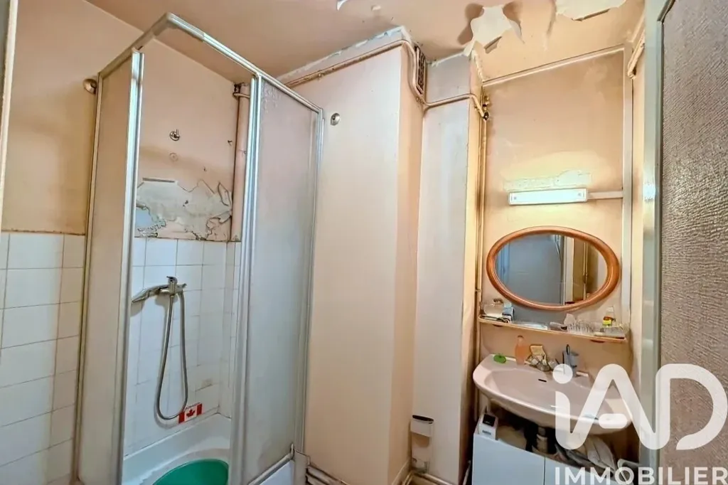 Bathrooms - 3-Bedroom Apartment with Balcony in Tarbes