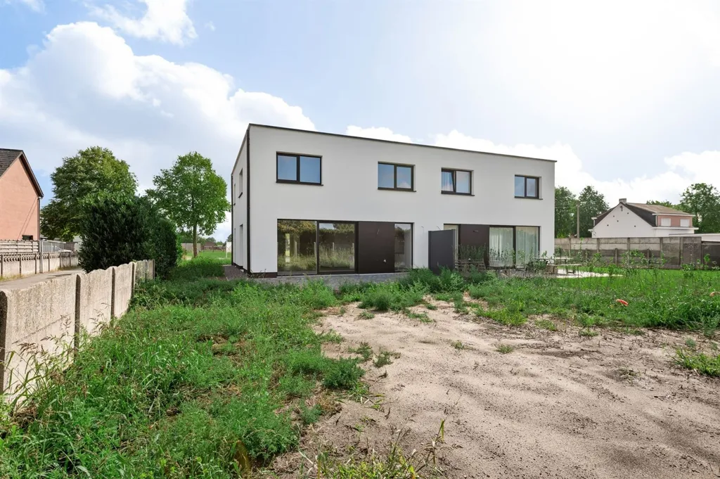 Contemporary Semi-Detached Home in New Development