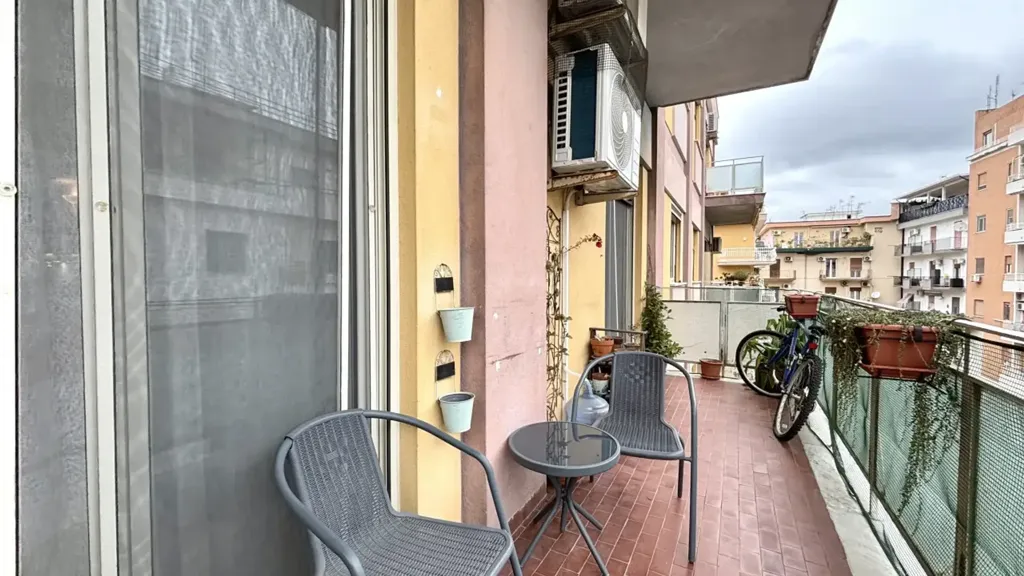 Balcone - 5-Bedroom Apartment with Balcony in Palermo