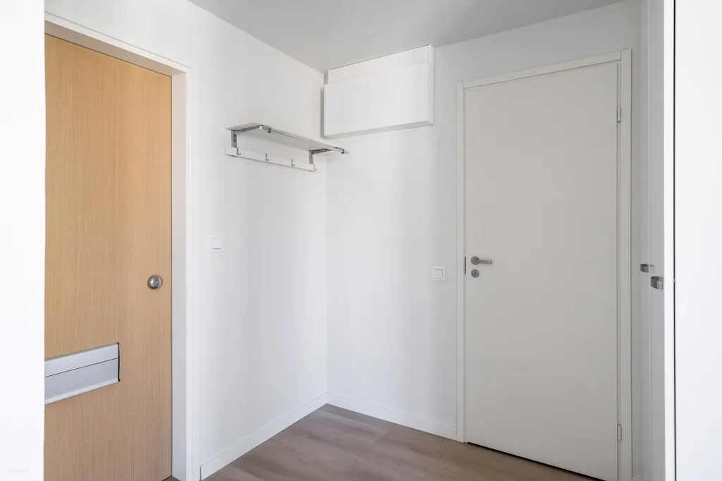 Entrée - Modernised Studio with Balcony in Koskela, Helsinki