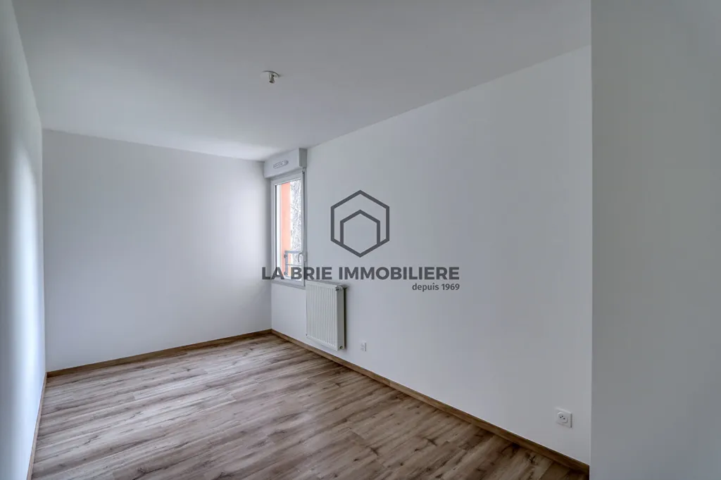 Rooms - Flat with Balcony in Emerainville