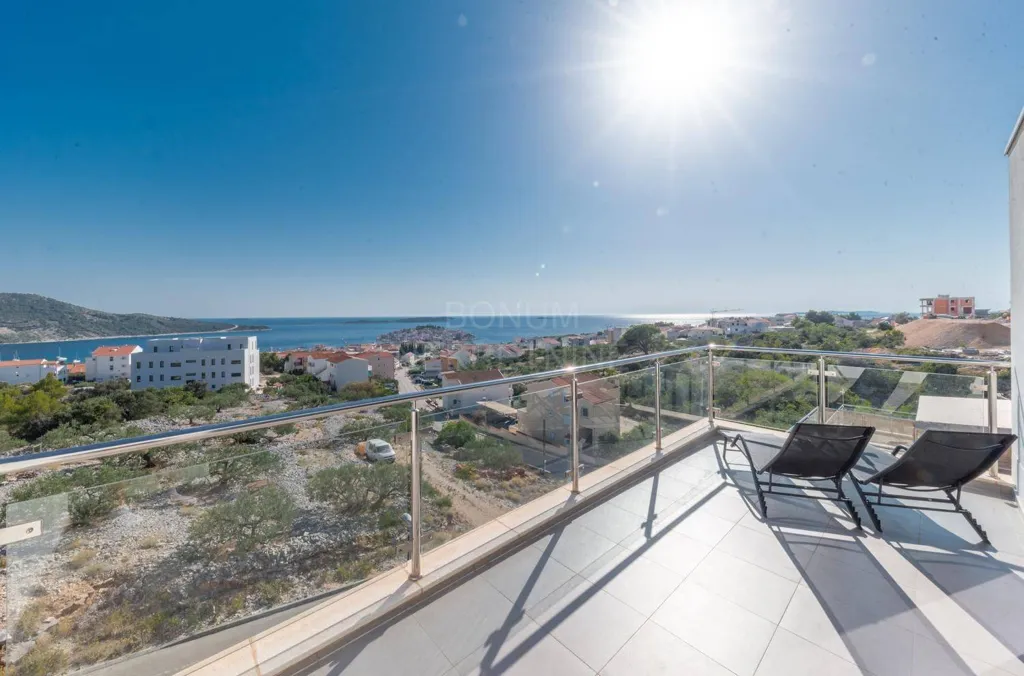 Rõdu - Luxury Apartment with Sea View in Primošten