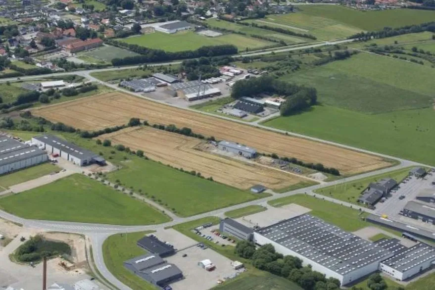 Vue aérienne - Commercial Plot Near Motorway in Business District