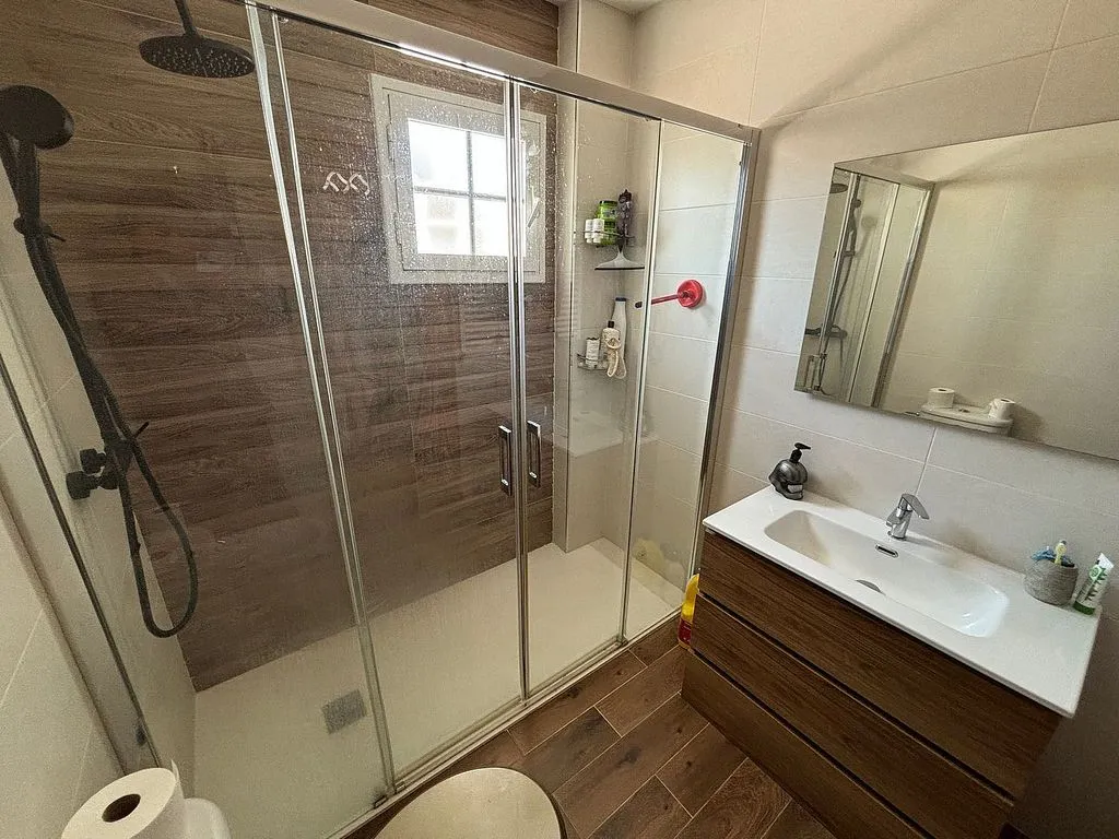 Salles de bain - Pared Chalet with Pool in Belvalle