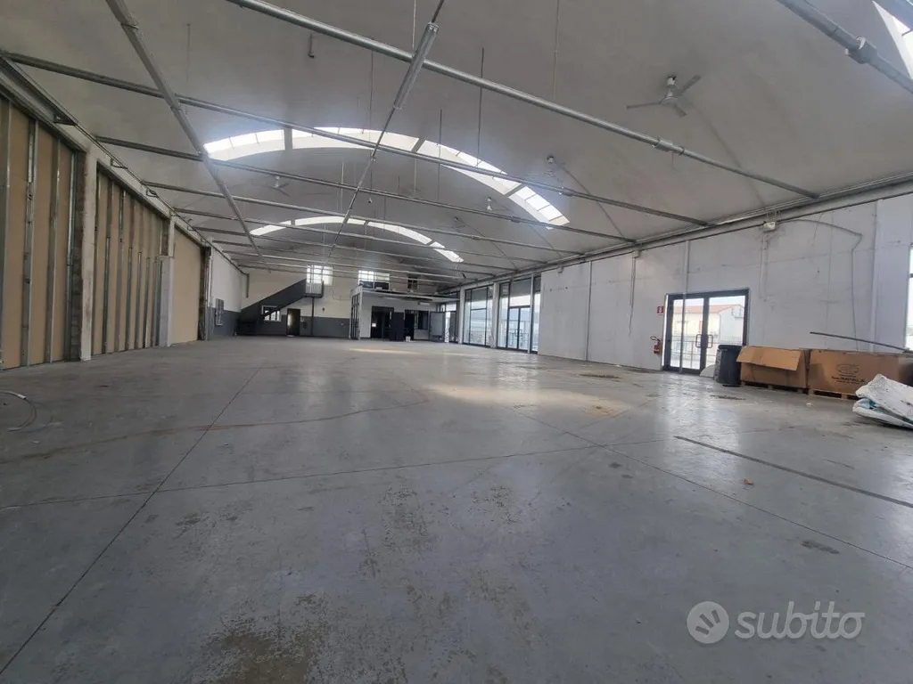 Pièces - Industrial Warehouse with Parking in Pistoia