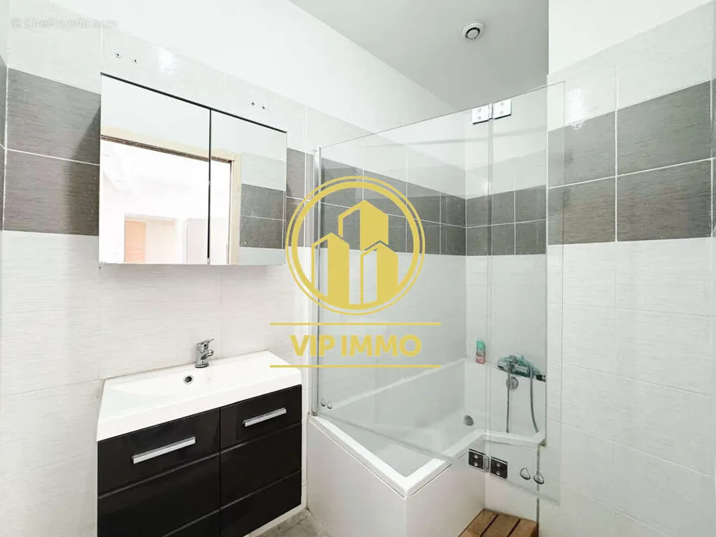 Bathrooms - Duplex Apartment with City Centre Proximity in Lille