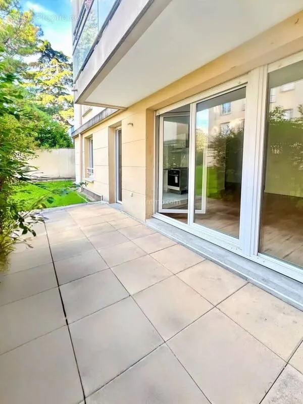 3-Bed Apartment with Terrace in Corbeil-Essonnes