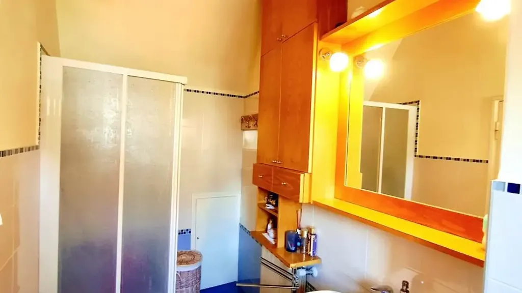 Salles de bain - Five-Bedroom Apartment with Terrace in Lastra a Signa