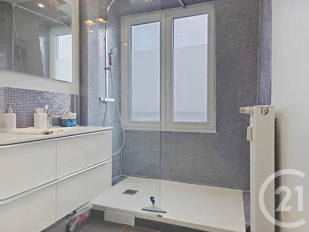 Bathrooms - 3-Bed Apartment with Parking in Compiègne