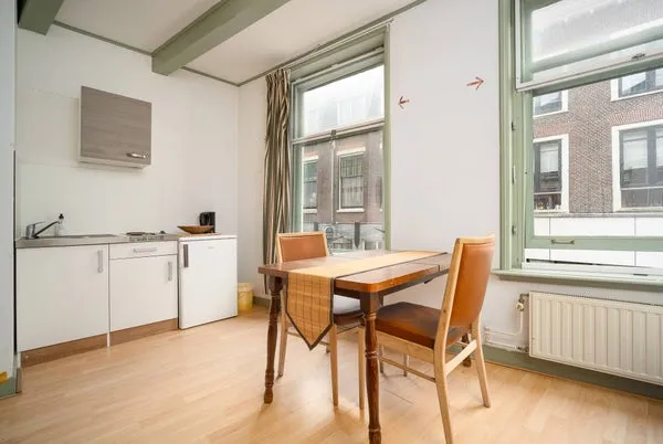Salle à manger - 1 Bedroom Apartment with High Windows in Leiden