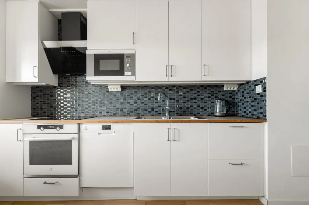 Cuisine - Renovated 2nd Floor Flat with South-Facing Balcony