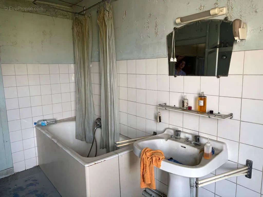 Bathrooms - Mixed-Use Building with Commercial Potential in Saint Yrieix