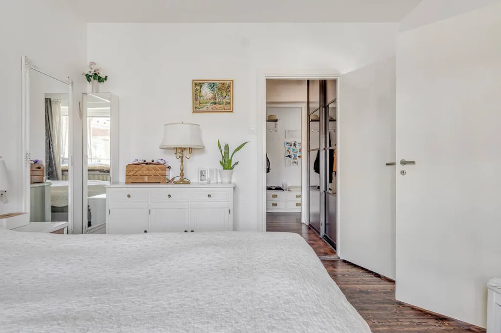 Schlafzimmer - Apartment with South-Facing Balcony in Liljeholmen