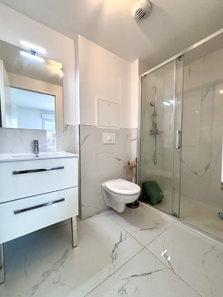 Salles de bain - Appartement de 2 Pièces avec Balcon à Romainville