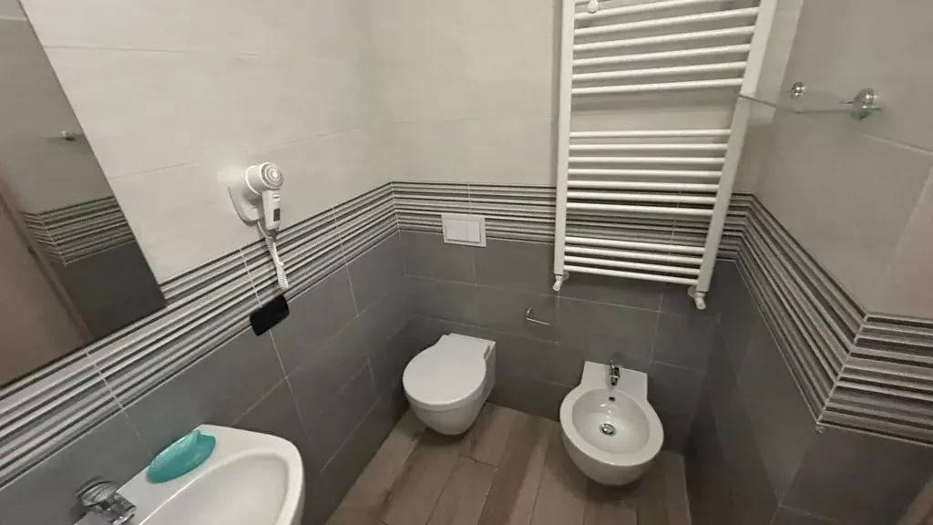 Vannitoad - Luxury Apartment with Private Bathroom in Pisa