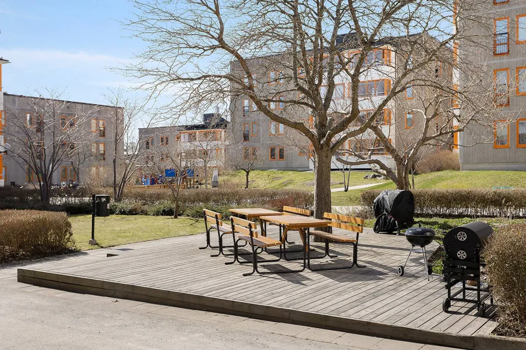 Aed - Apartment with South-Facing Balcony in Västra Orminge