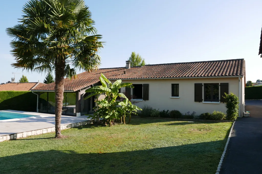 Piscine - Maison avec Piscine et Jardin à Neuvic