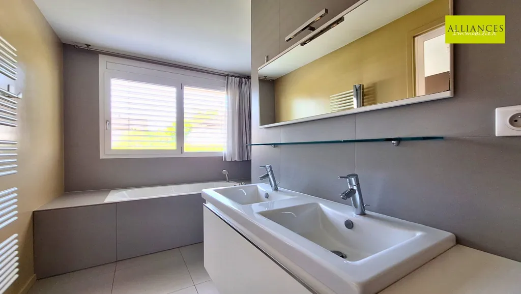 Bathrooms - Luxury Apartment with Terrace in Pfastatt