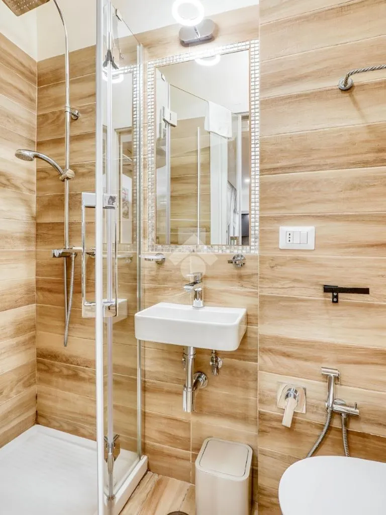 Salles de bain - Historic Two-Unit Apartment in Rome's Historic Centre