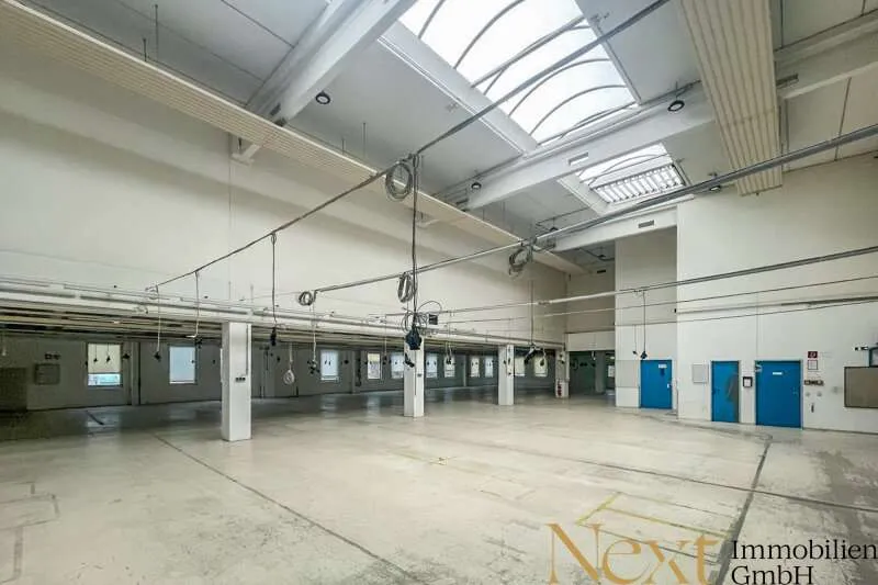 Toad - Warehouse with Office and Six Sectional Doors in Ansfelden
