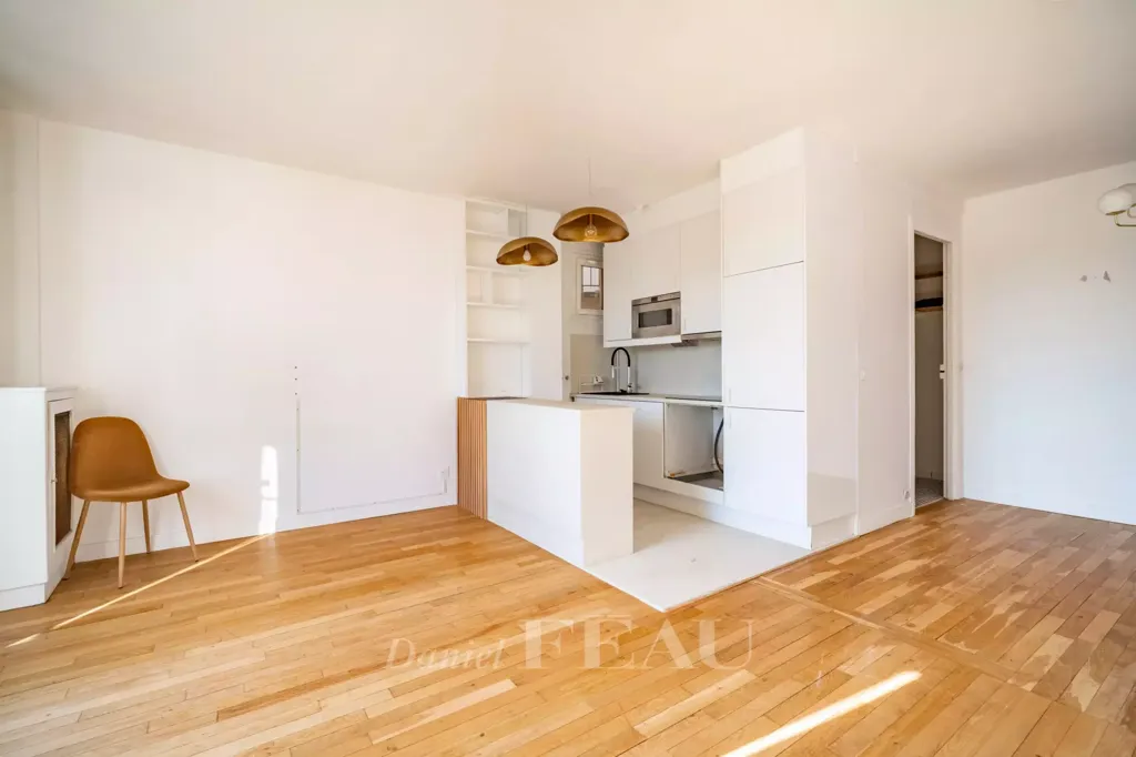 Living Room - Dual-Aspect Apartment in Denfert Rochereau