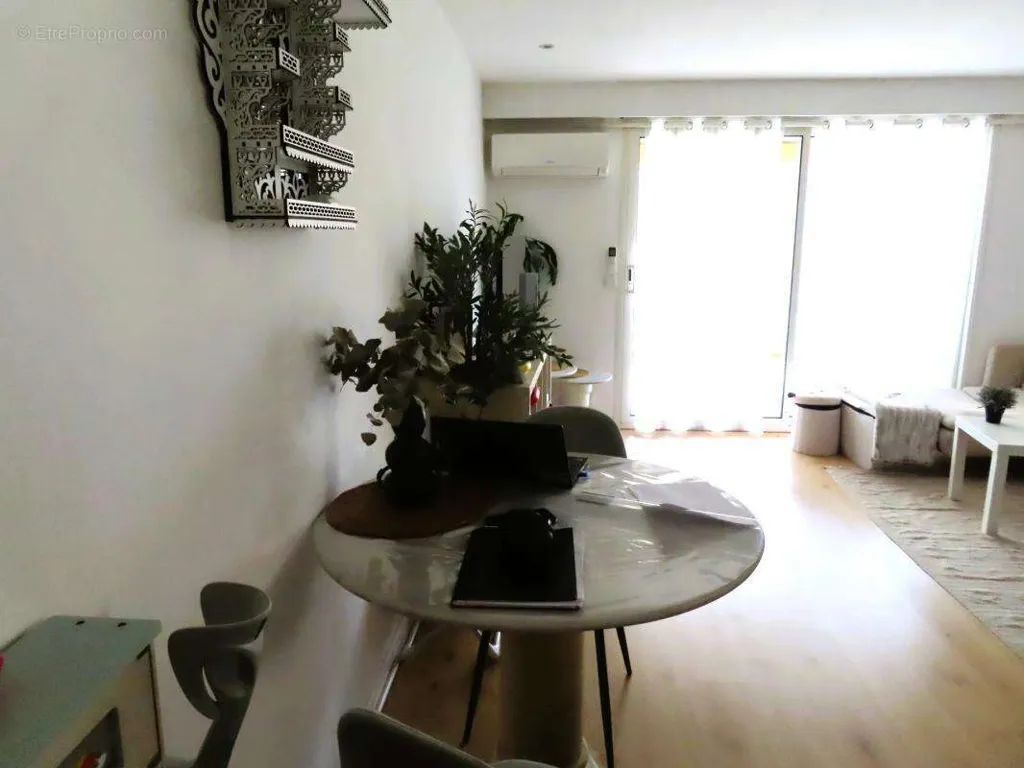Bureau - Appartement avec terrasse-jardin au Cannet
