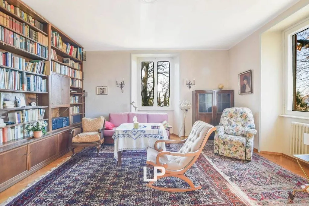 Bureau - Luxury Villa with Lake Views in Cittiglio