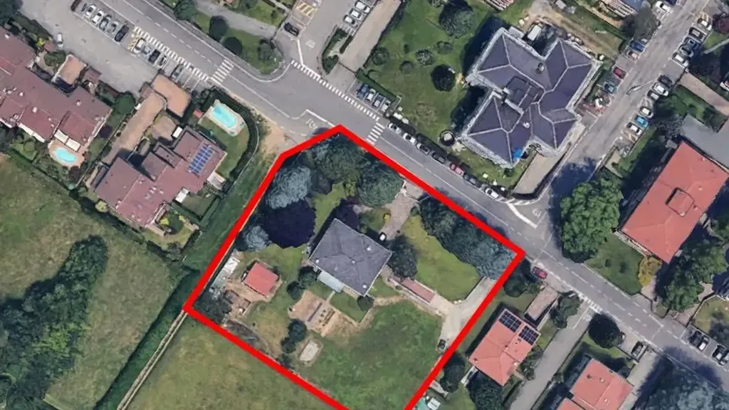 Villa with Edificabile Potential in Bernareggio
