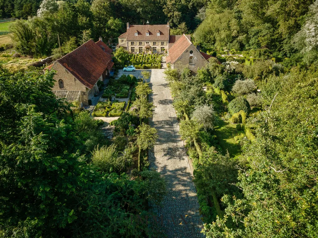 Õhuvaade - Restored Manor with Water Surround in Jabbeke