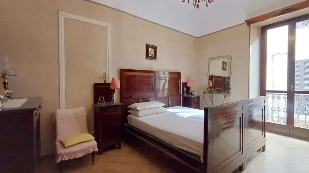 Chambres - 5-Bedroom Apartment with Balcony in Cirié