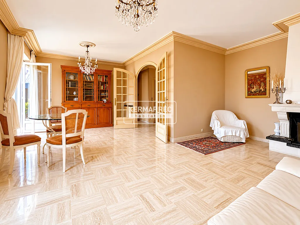 Elutuba - House with Professional Potential in Saint-Yves