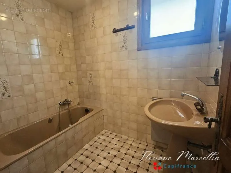 Salles de bain - Maison avec Deux Appartements Indépendants à Vougy