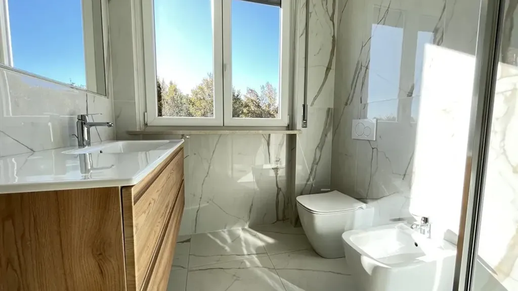 Salles de bain - Rearranged Apartment with Balcony in Curno