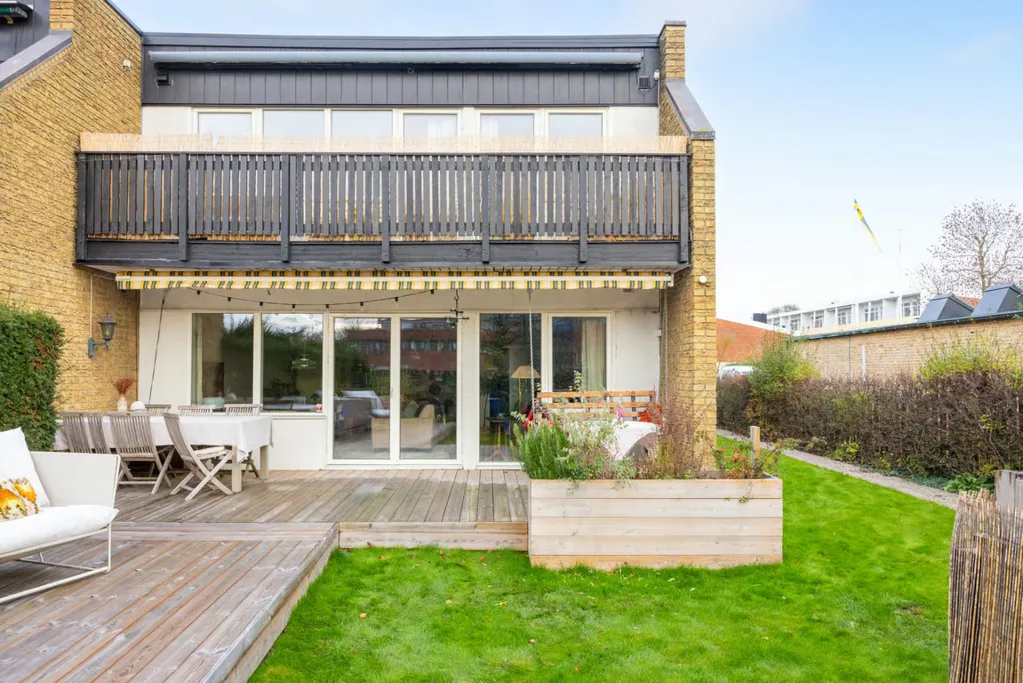 Giardino - Renovated 2-Storey House with Garden in Bellevue