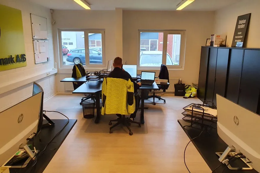 Kabinet - Warehouse with Office Space in Central Location