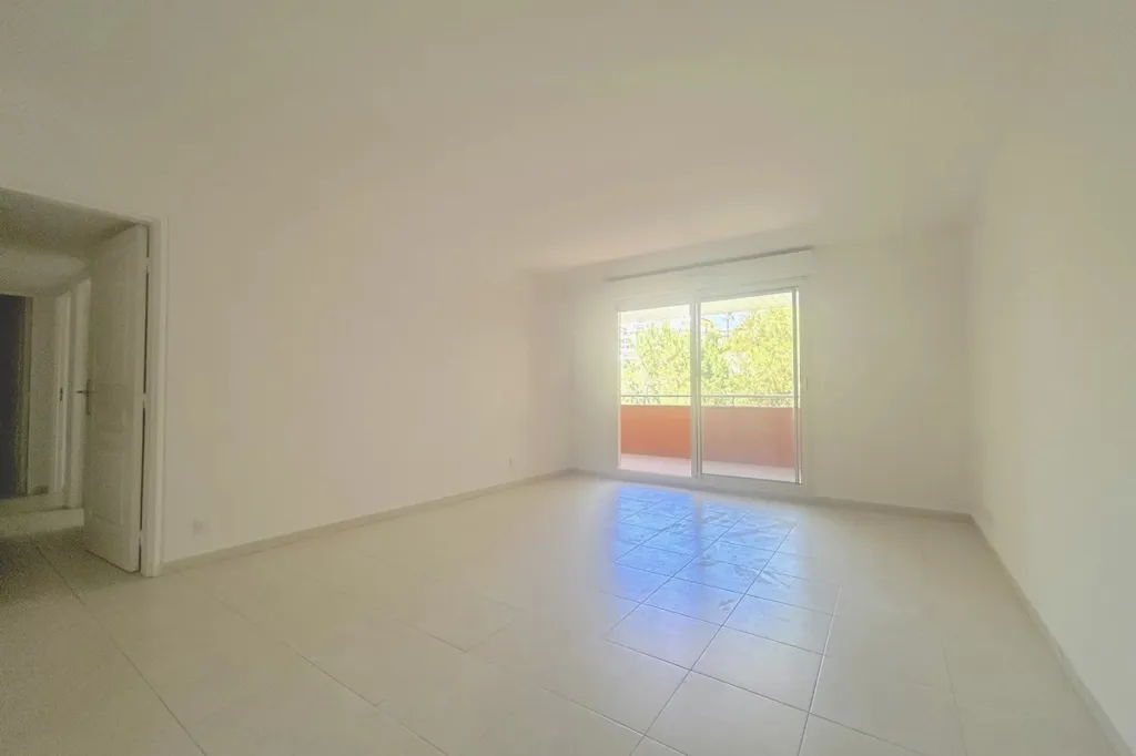 Toad - 3-Bedroom Apartment with Pool in Nice