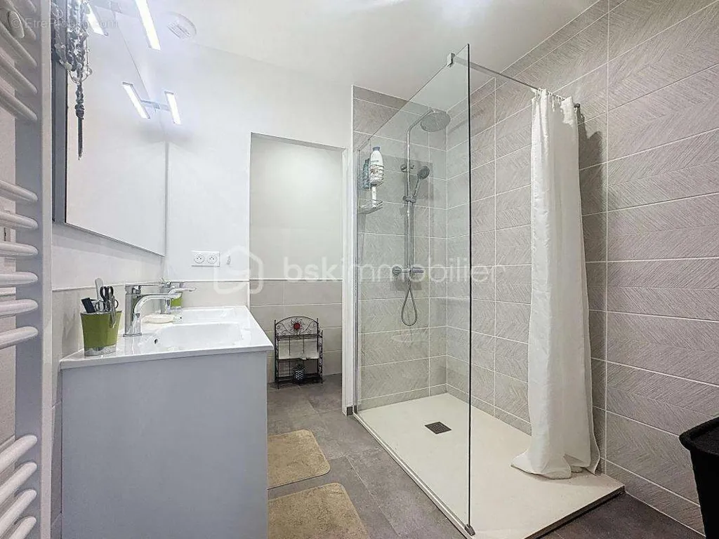 Vannitoad - Decade-Guaranteed Villa with Terrace in Bompas