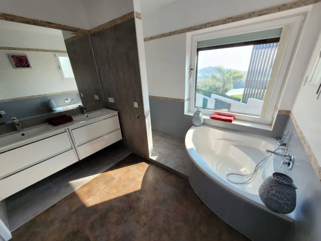 Salles de bain - Luxury Villa with Heated Pool in Benahavís