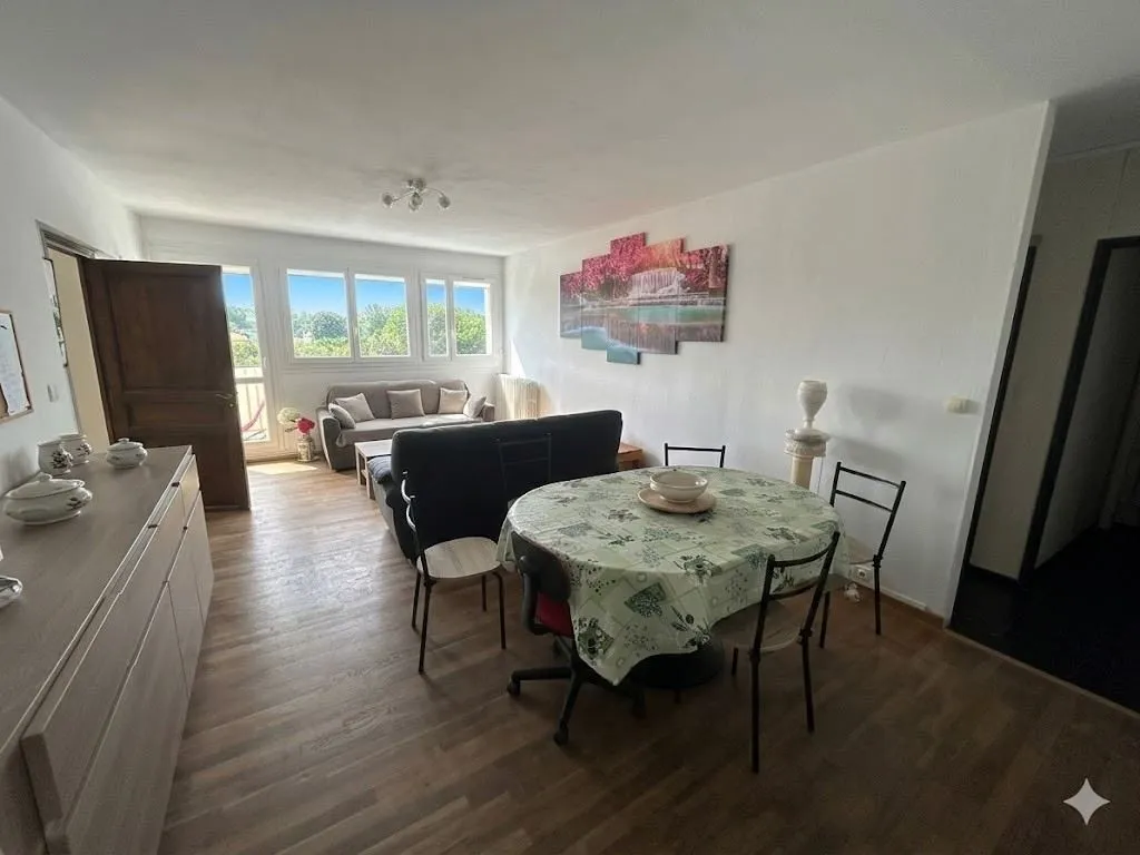 Sala da pranzo - Charming 4-Bed Flat with Balcony in Castelginest