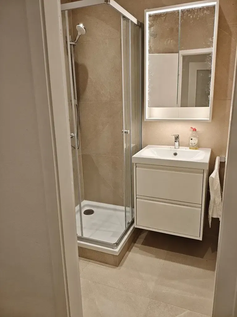 Vannitoad - 2-Bedroom Flat with Green View in Hannovermarkt