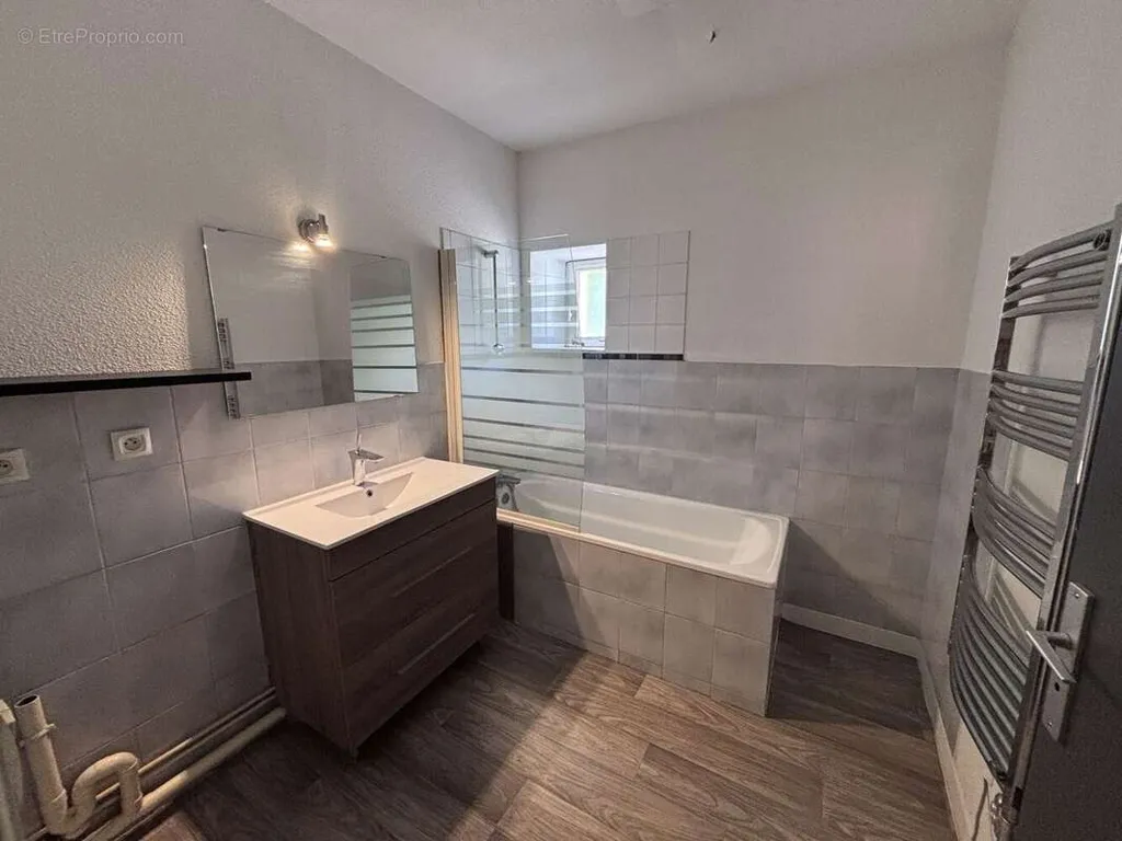 Vannitoad - 4-Bed Apartment in Port-sur-Saône