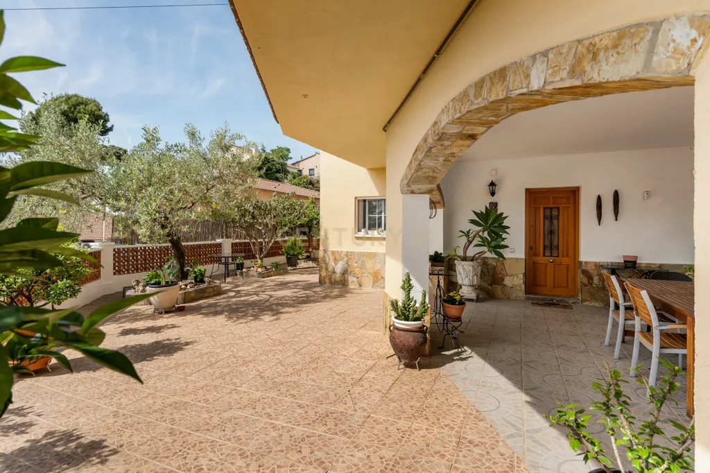 Terrace - Independent House with Montserrat Views in Abrera