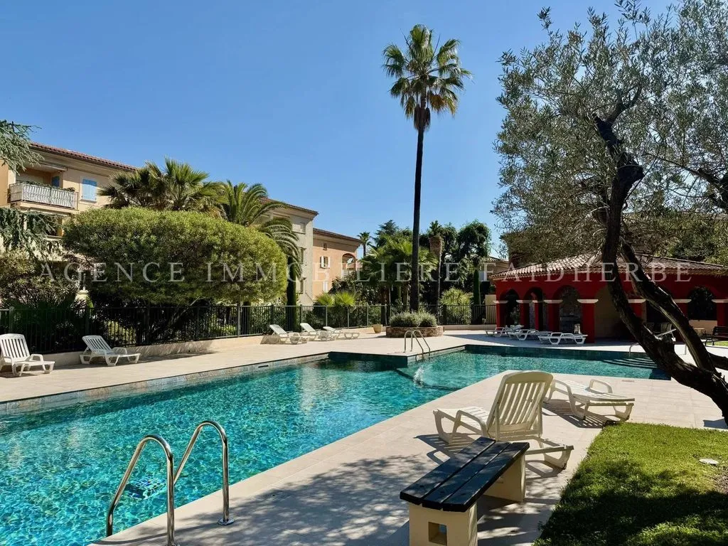 Piscine - Appartement Luxe avec Terrasse à Saint-Tropez