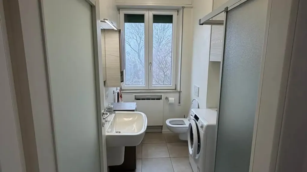 Salles de bain - Rustic-Style Flat with Balcony in Mantova