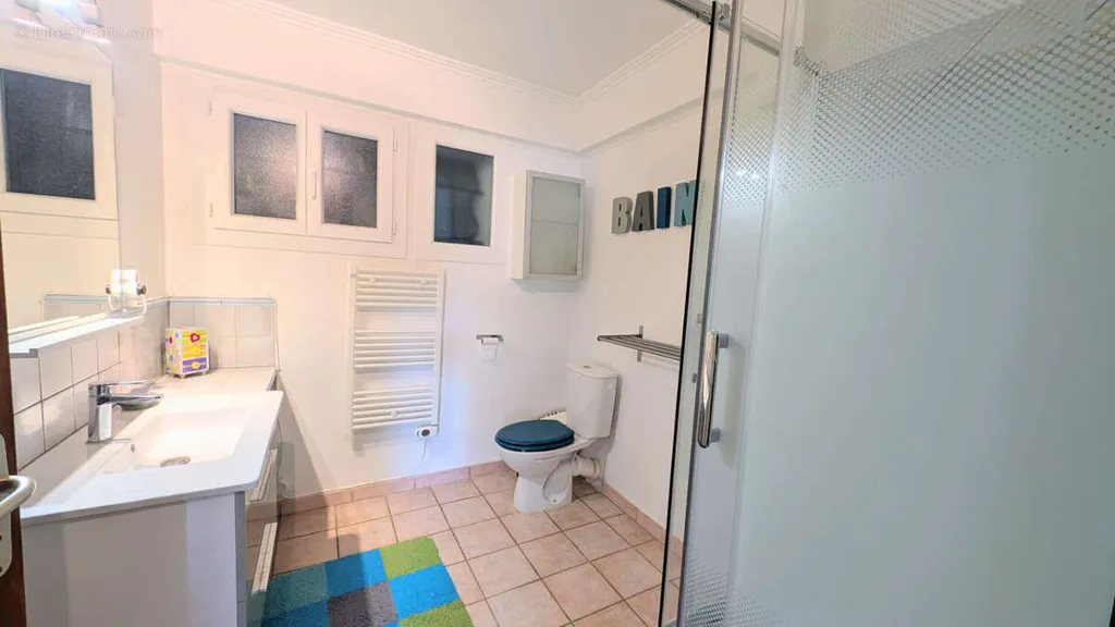 Salles de bain - Maison Charmante avec Piscine à Luynes